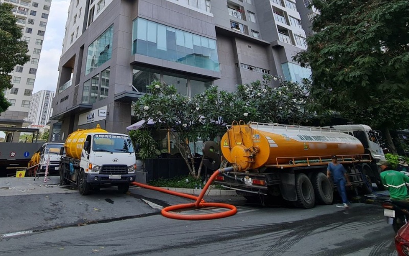 Dịch vụ hút hầm cầu Quận 1: Xử lý triệt để, không đục phá 7 hut ham cau quan 1 2