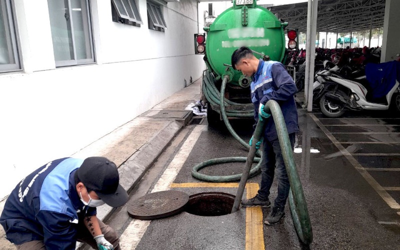 Dịch vụ hút hầm cầu Quận 1: Xử lý triệt để, không đục phá 8 hut ham cau quan 1 3