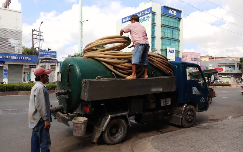 Dịch vụ hút hầm cầu Quận 5 nhanh chóng, chuyên nghiệp 8 hut ham cau quan 5 3