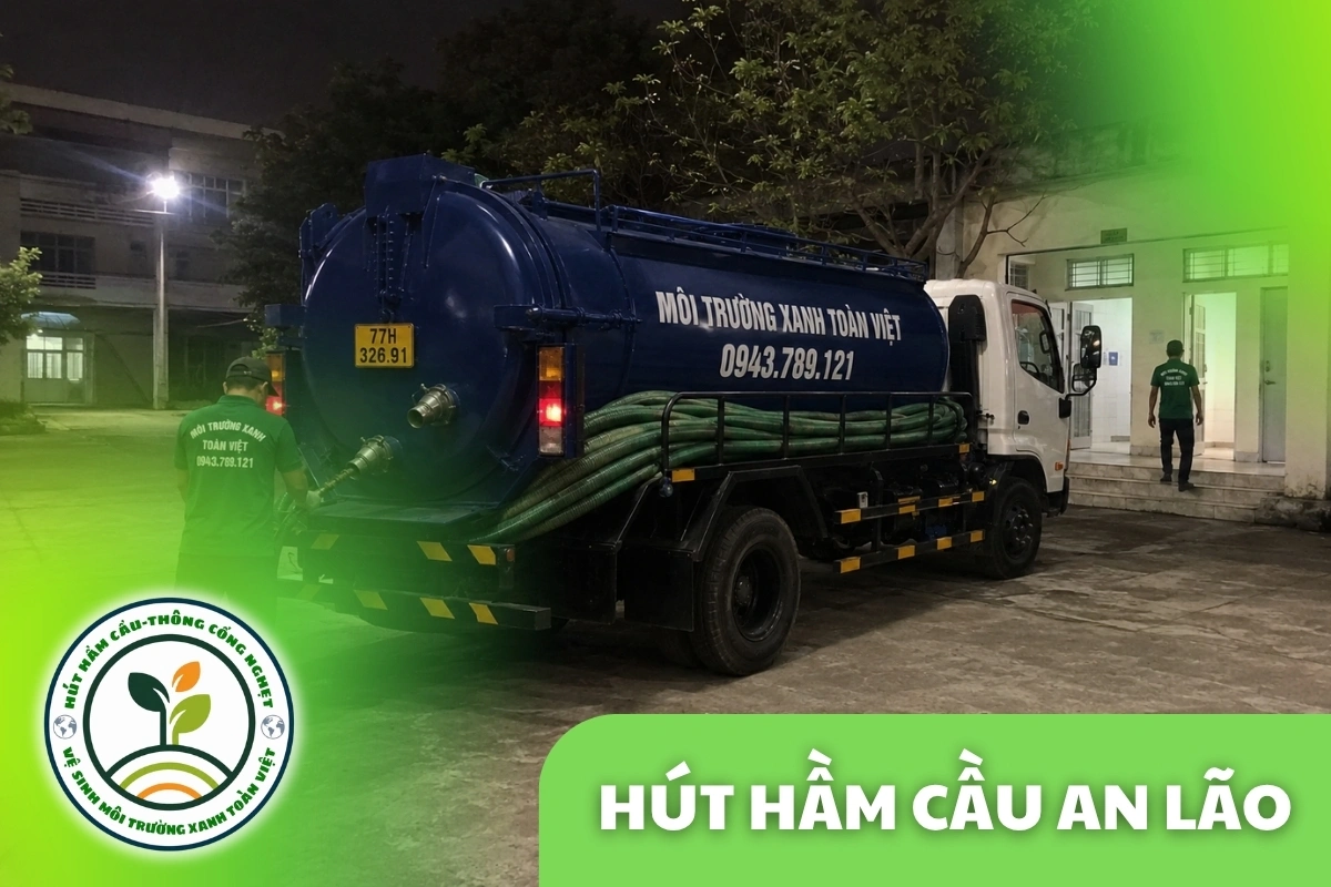 Xe bồn Toàn Việt và hai nhân viên trước khu nhà vệ sinh vào ban đêm
