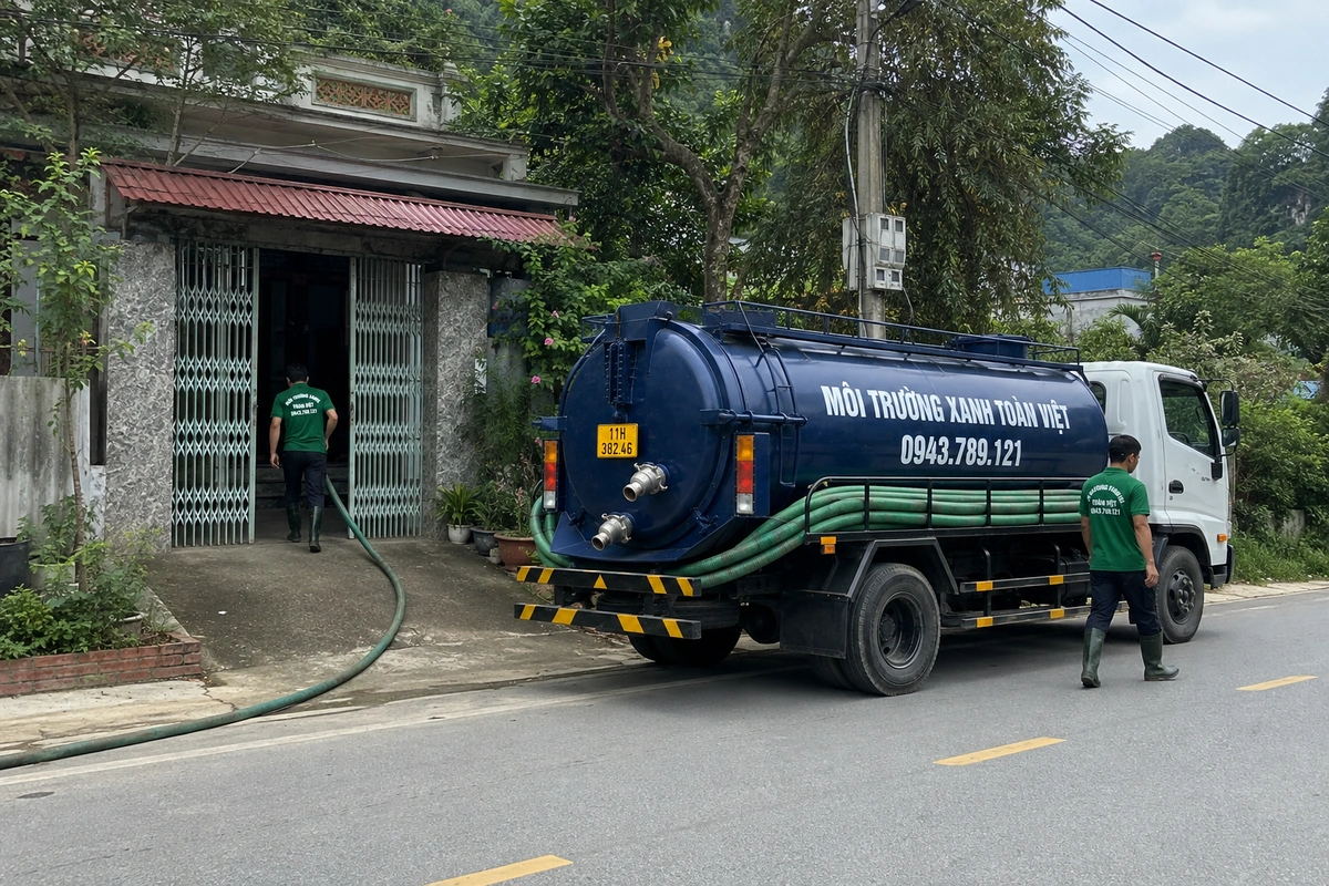 Xe bồn hút hầm cầu chuẩn bị phục vụ khách hàng