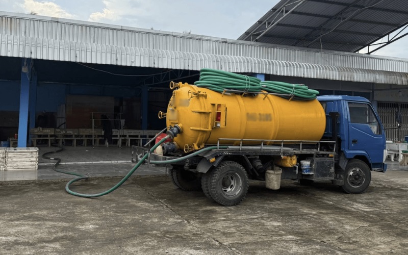 Dịch vụ hút hầm cầu Thủ Dầu Một xử lý triệt để, gọn gàng 7 hut ham cau thu dau mot 2