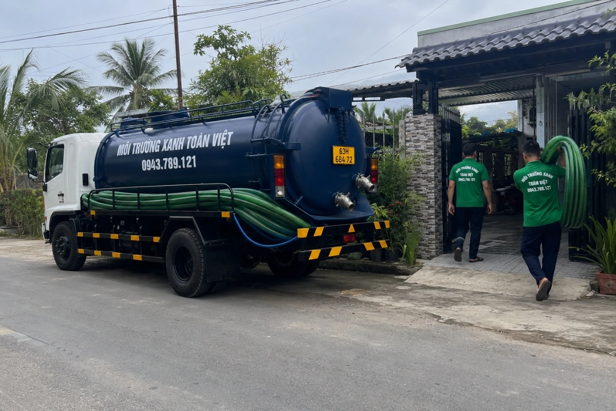 Đội xe hút hầm cầu phục vụ khách hàng tận nhà