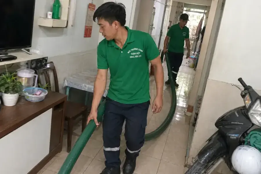 Nhân viên chuẩn bị thao tác tại điểm hút