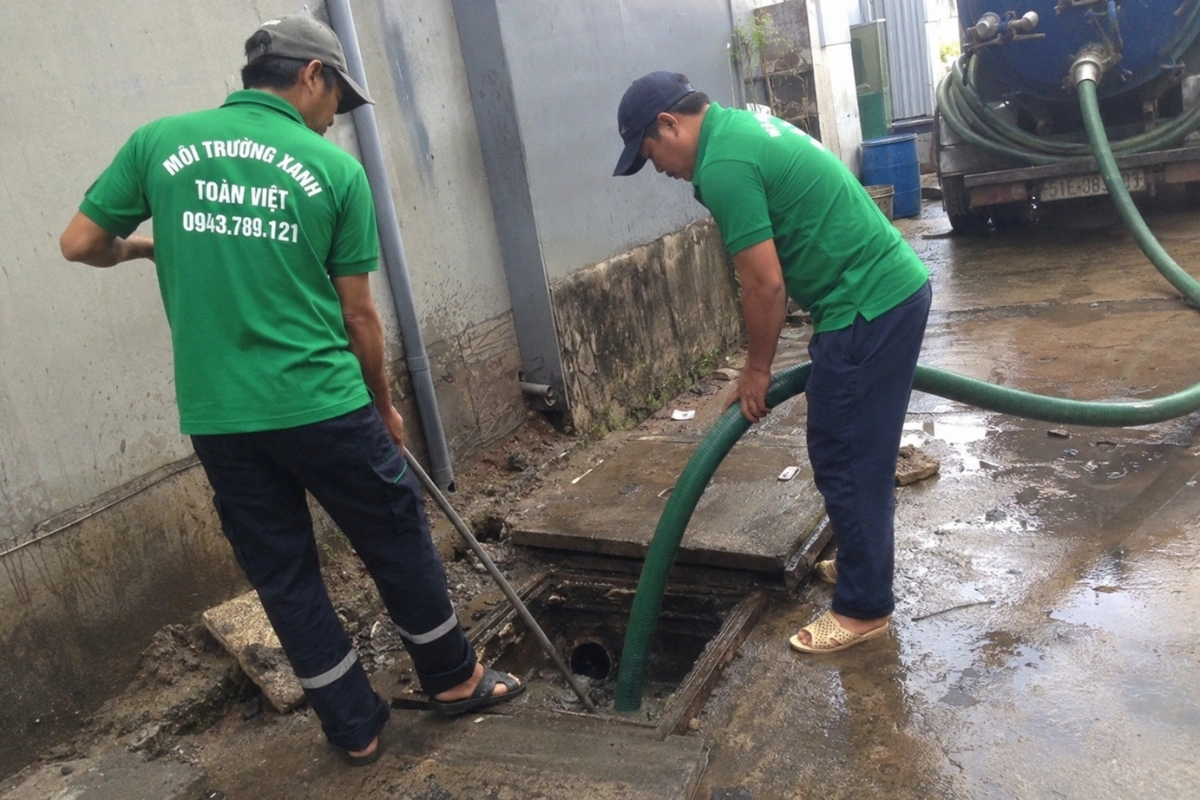 Đội ngũ hút hầm cầu hỗ trợ khách hàng tại nhà