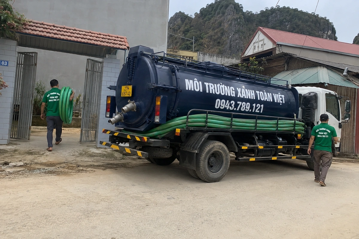 Xe hút hầm cầu cùng nhân viên phục vụ tại nhà dân