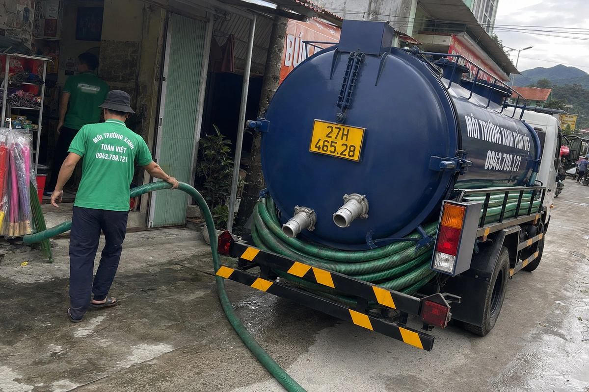 Nhân viên vệ sinh môi trường cùng xe bồn chuyên dụng