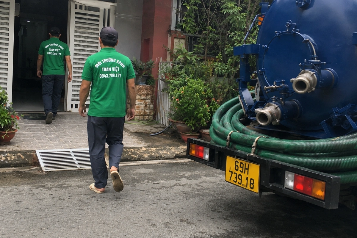 Dịch vụ hút hầm cầu nhanh chóng tại nhà khách hàng