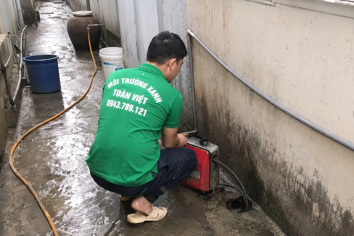 Nhân viên đang làm sạch chất thải bên trong đường ống.