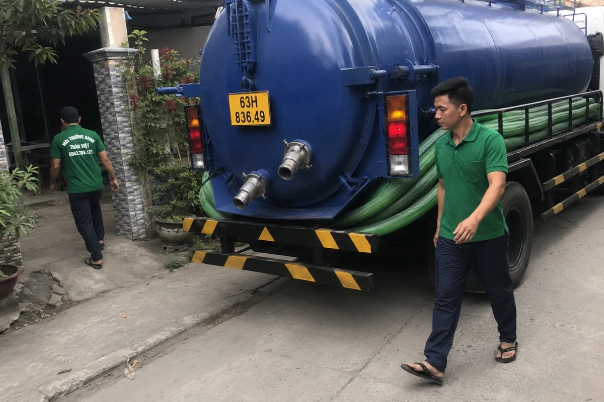 Xe hút hầm cầu Môi Trường Xanh Toàn Việt phục vụ tại nhà dân
