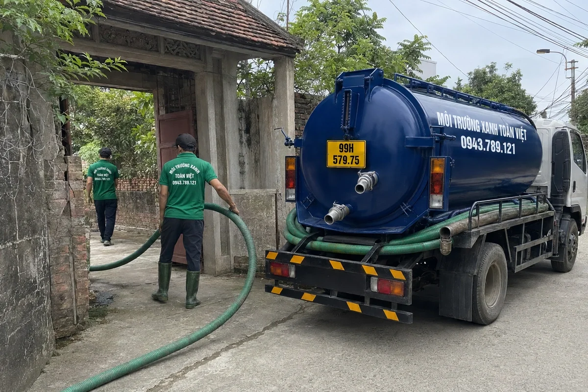 Xe chuyên dụng hút hầm cầu đỗ trước khu dân cư