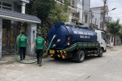 Xe hút hầm cầu cùng nhân viên đang tiếp cận cổng nhà