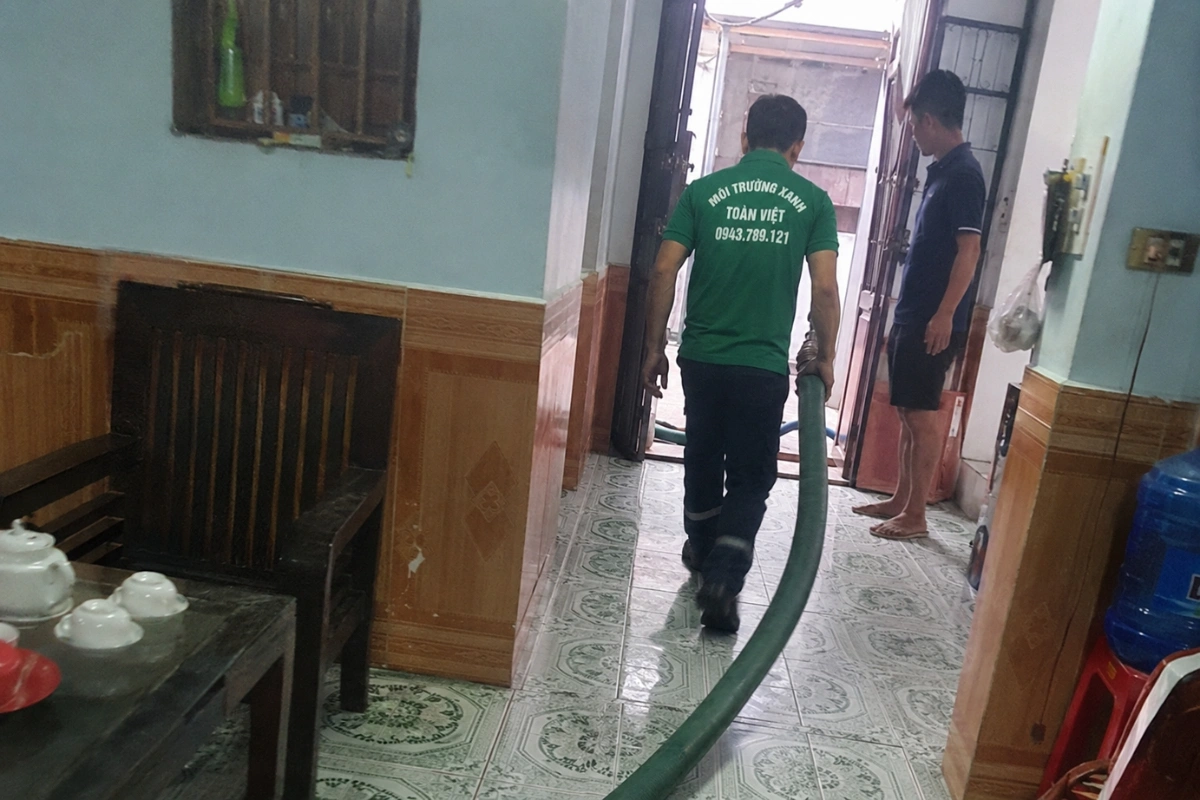 Nhân viên môi trường phục vụ hút hầm cầu cho hộ gia đình