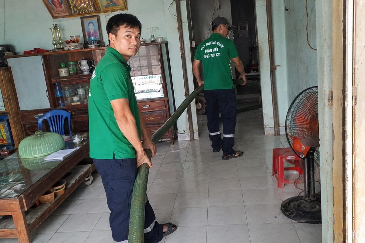 Đội ngũ hút hầm cầu hỗ trợ khách hàng tại nhà
