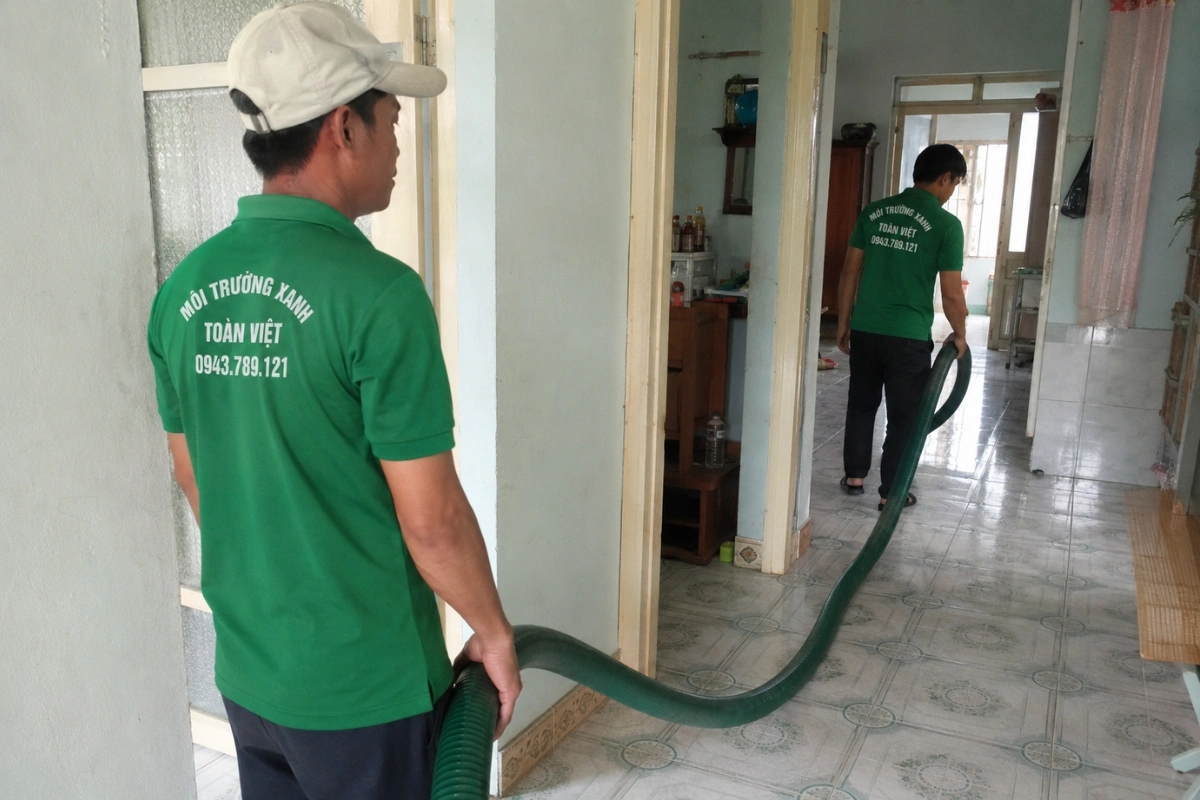 Hút Hầm Cầu Kế Sách, Giá Theo Khối, Thợ Tới Trong 40 Phút 8 Nhân viên đang triển khai đường ống hút hầm cầu