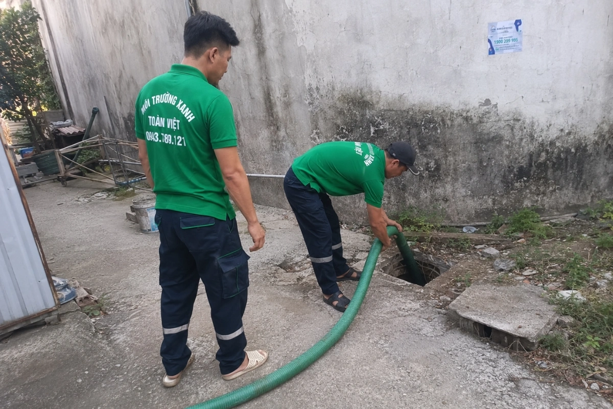 Thợ kéo ống hút hầm cầu dưới sự hướng dẫn của chủ nhà