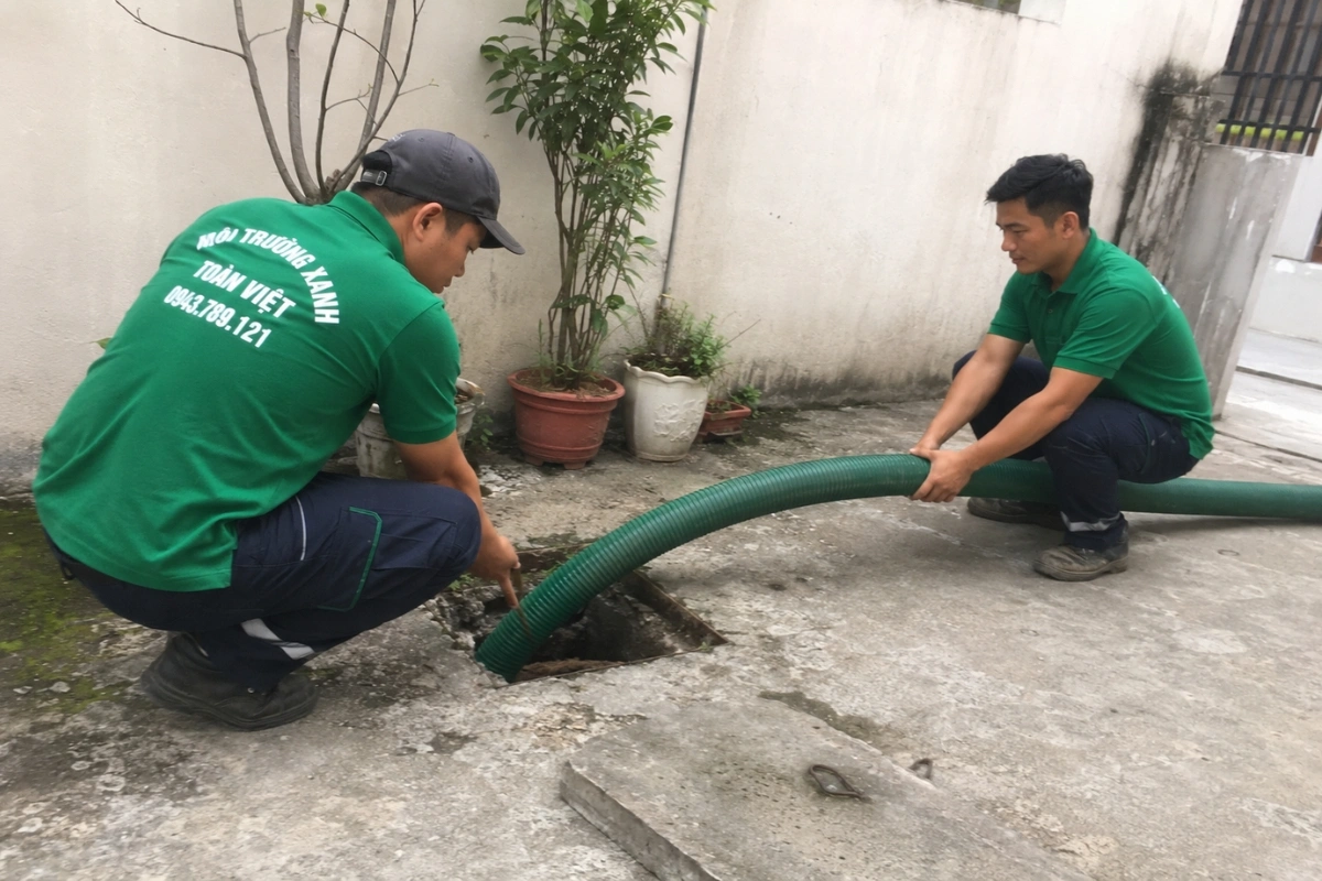 Thợ hút hầm cầu đến tận nhà kiểm tra và thi công