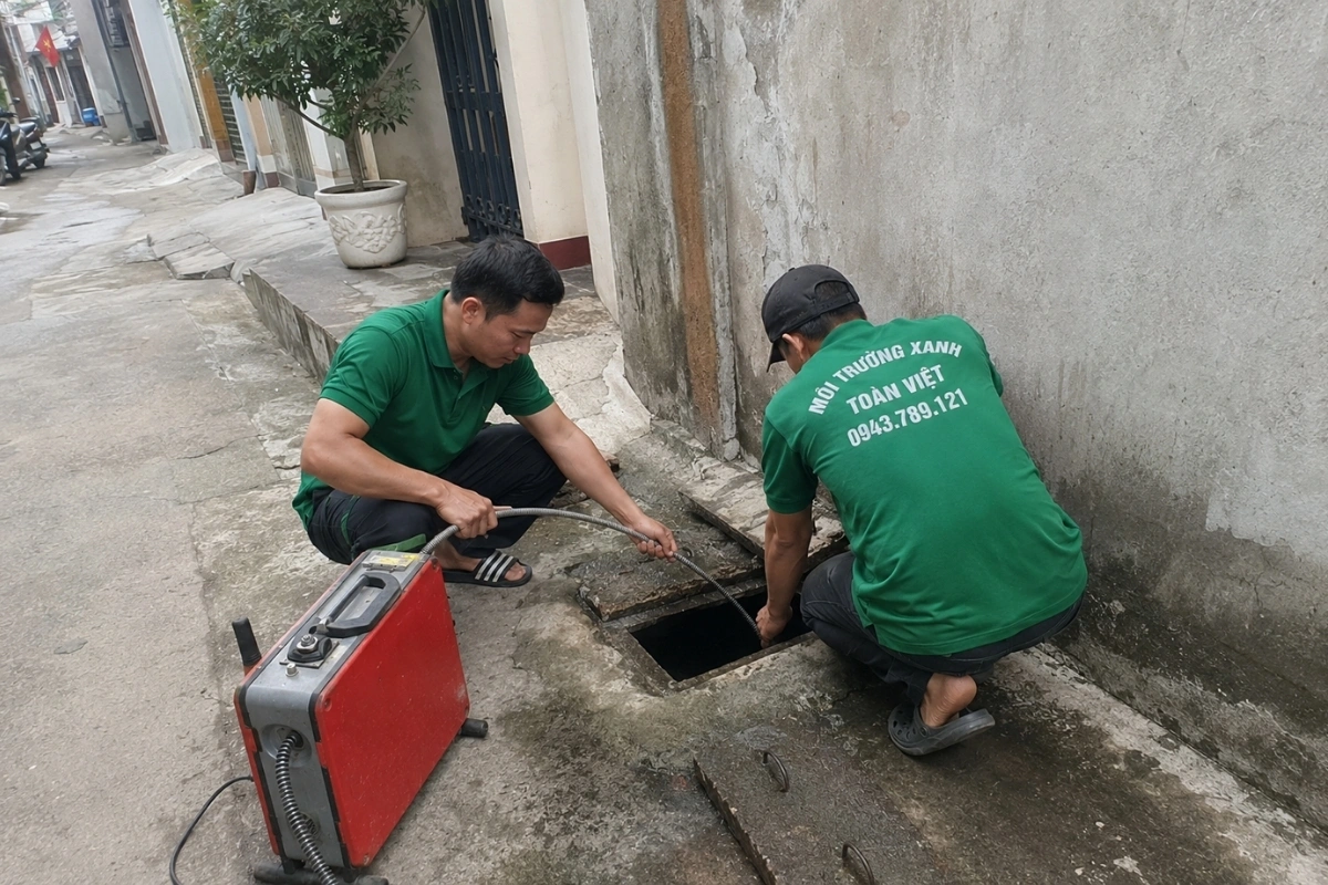 Nhân viên đang vận hành thiết bị làm sạch đường ống.