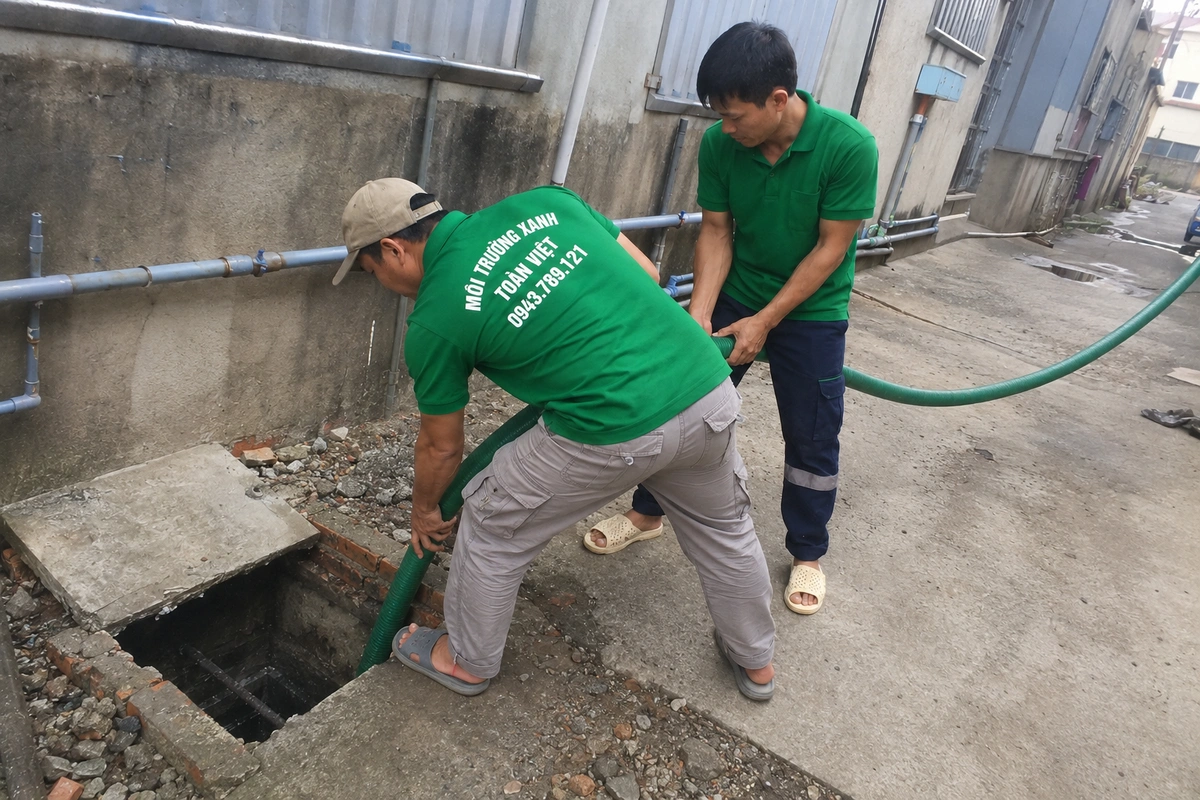 Nhân viên dịch vụ đang kéo ống hút đến khu vực làm việc