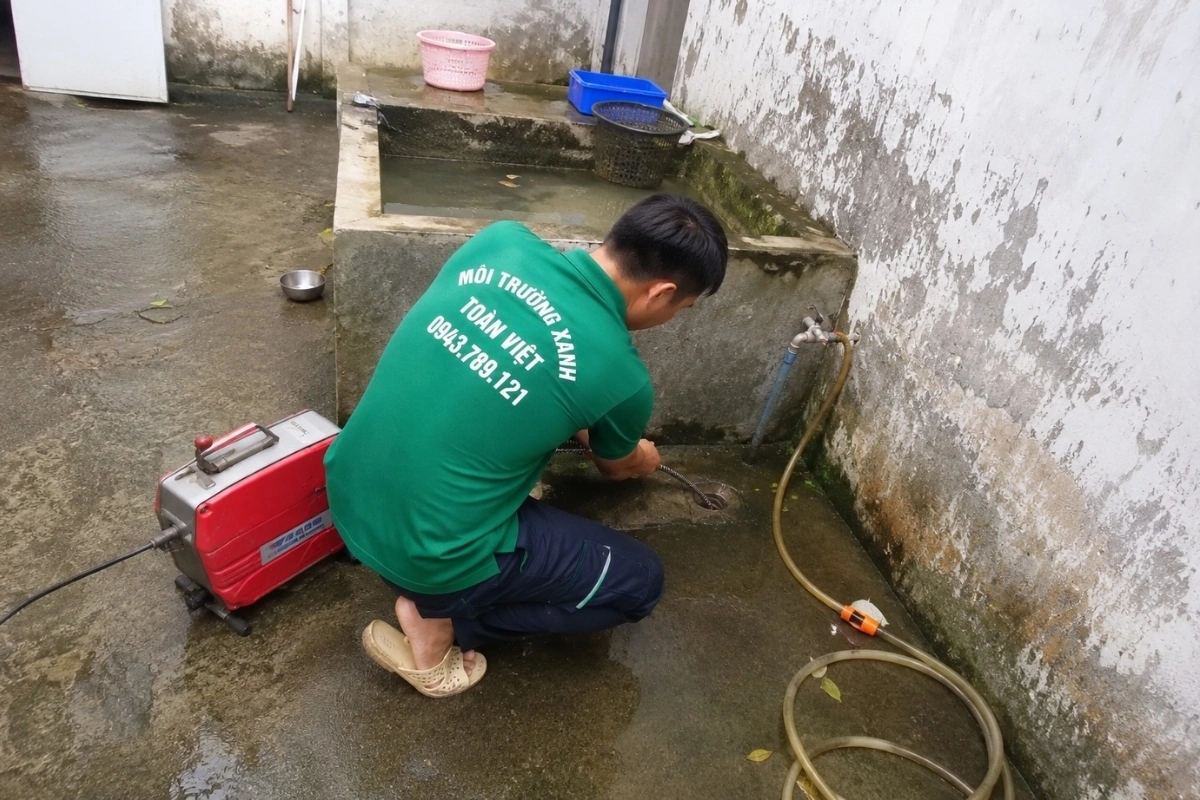Nhân viên đang thi công làm sạch hệ thống đường ống.