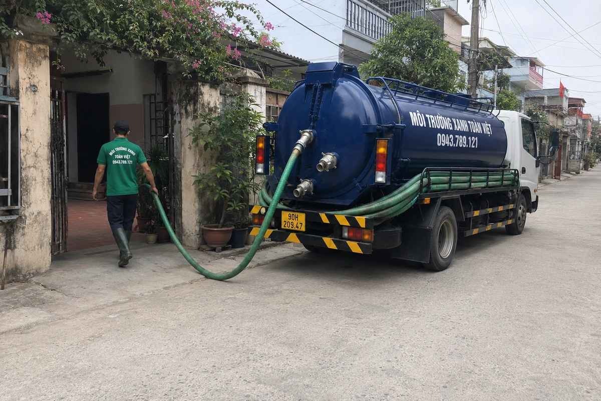 Nhân viên vệ sinh hầm cầu có mặt tại khu phố