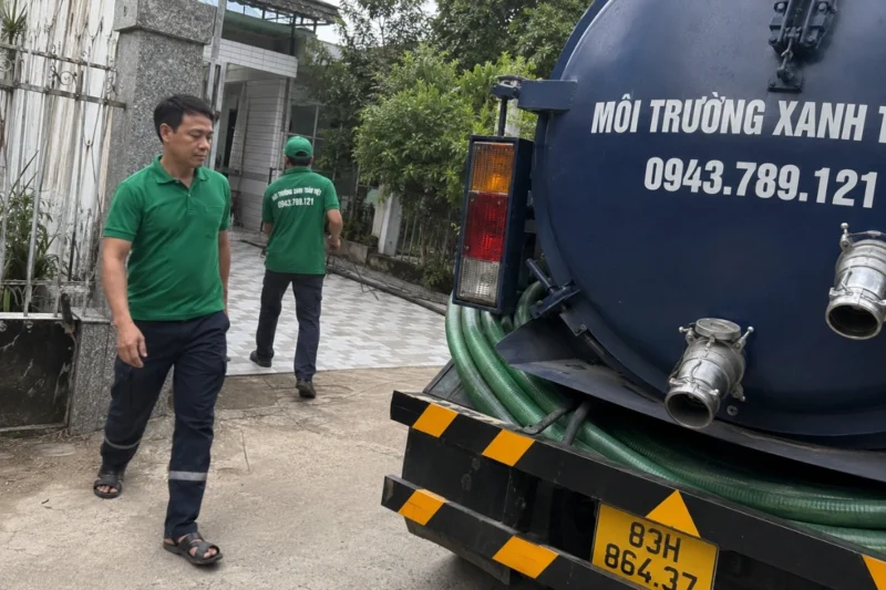 Xe bồn hút hầm cầu phục vụ tại tuyến đường dân cư