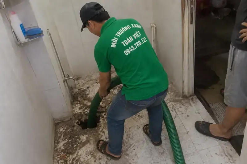 Nhân viên tiếp cận vị trí hút ở nền