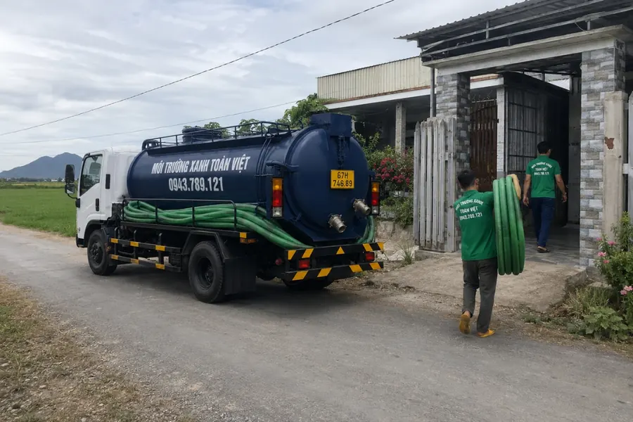 Xe bồn đỗ bên nhà cạnh lối vào