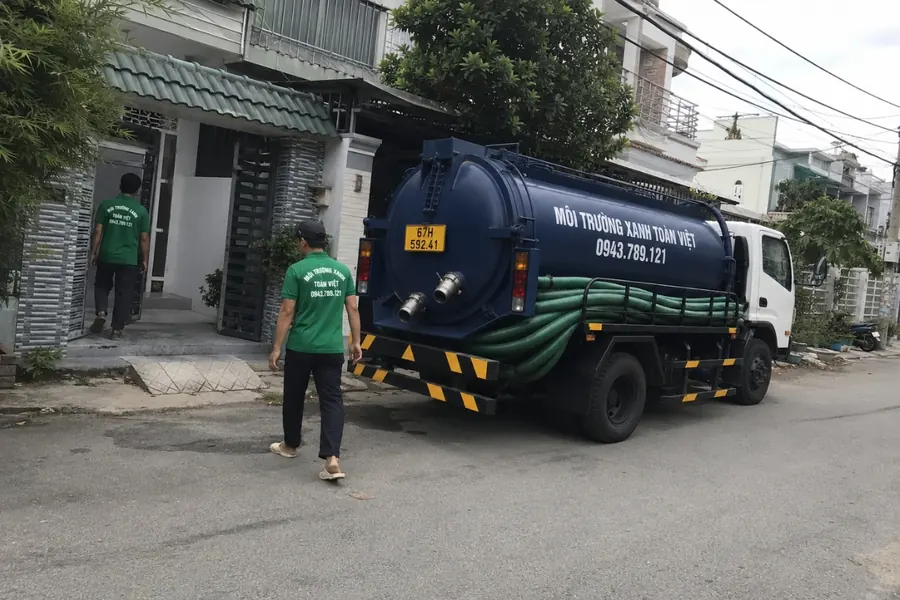Xe Toàn Việt và nhân viên trước nhà