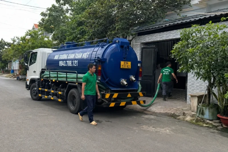 Xe bồn Toàn Việt và ống hút tại nhà dân