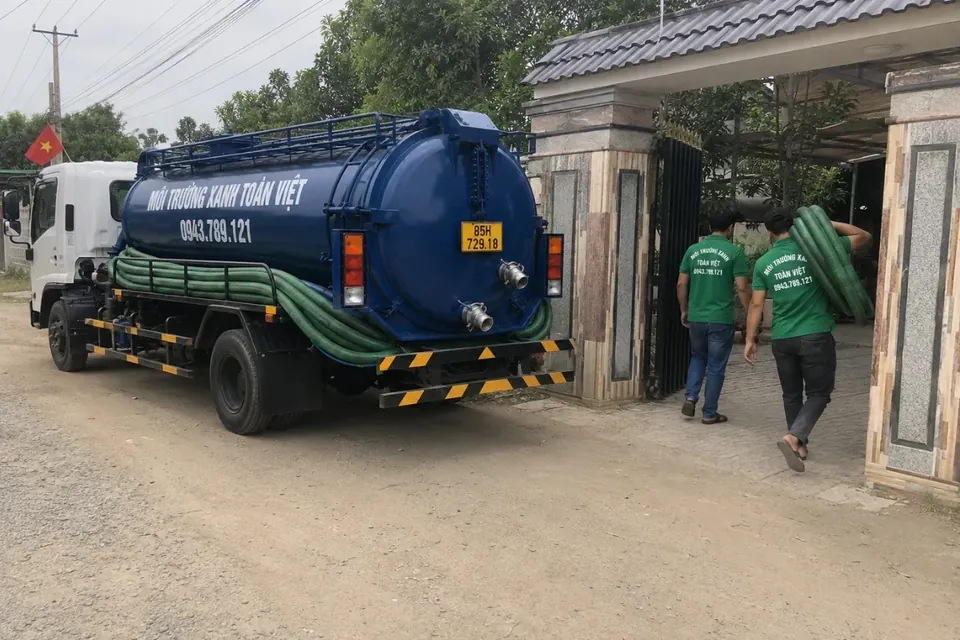 Hút hầm cầu Ninh Thuận – khảo sát cùng Toàn Việt 23 Xe hút hầm cầu Ninh Thuận đậu trước cổng nhà, chuẩn bị tuyến đưa ống