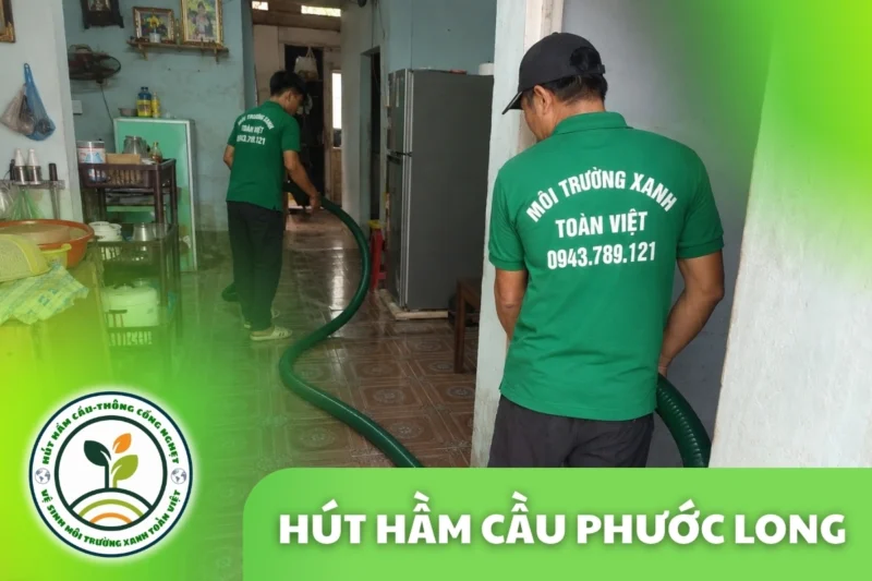 Nh&acirc;n vi&ecirc;n đưa ống h&uacute;t qua lối đi trong nh&agrave;.