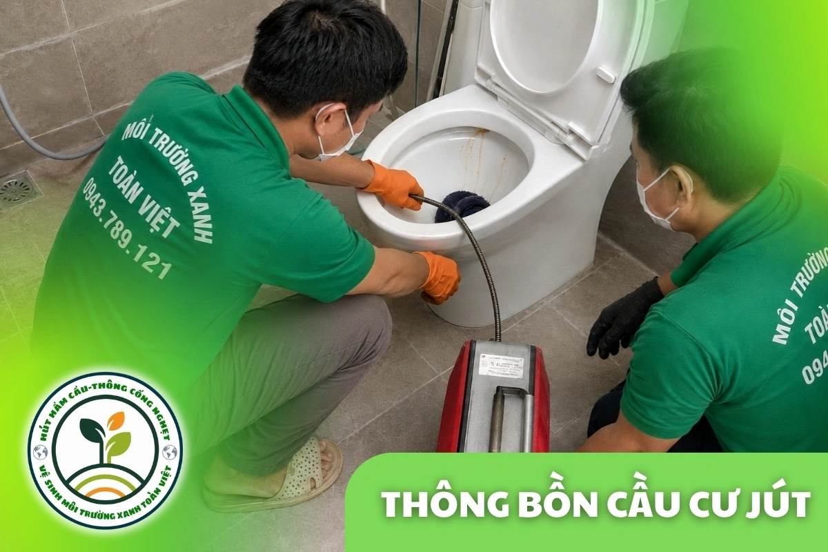 Thông bồn cầu Cư Jút với nhân viên Toàn Việt và máy lò xo màu đỏ