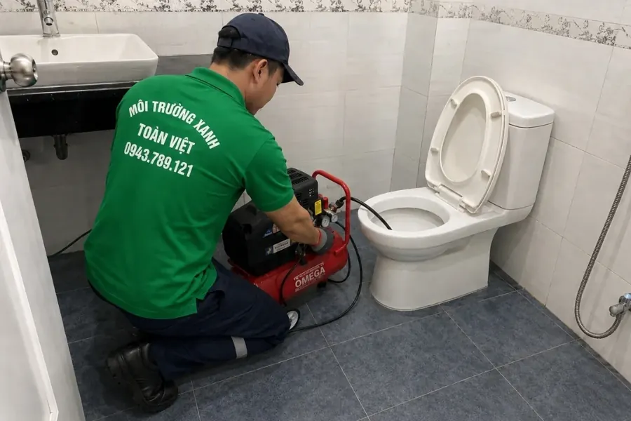 Nhân viên kiểm tra máy lò xo đặt trên nền phòng tắm