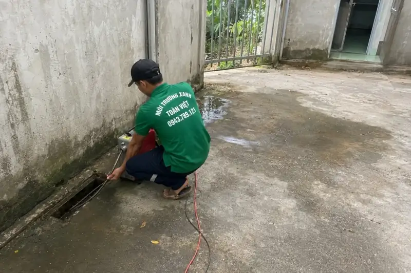 Nhân viên bố trí máy trên lối sân bên tường