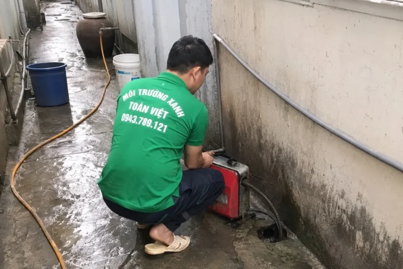 Nhân viên Toàn Việt vận hành máy tại miệng ống