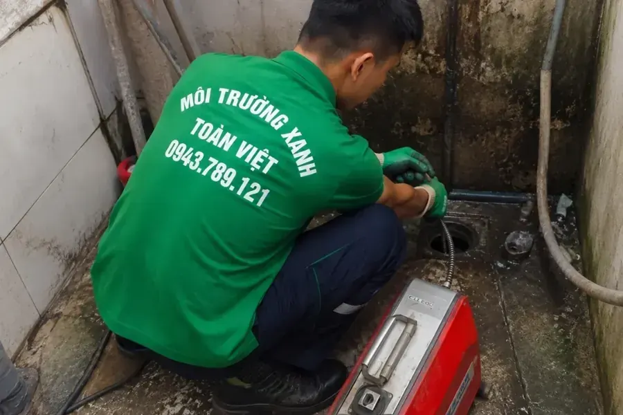 Nhân viên dùng máy lò xo cạnh điểm thoát trên sàn