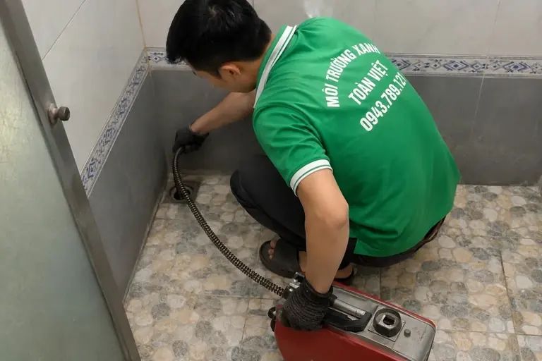 Thợ Toàn Việt dùng máy lò xo tại lỗ thoát sàn