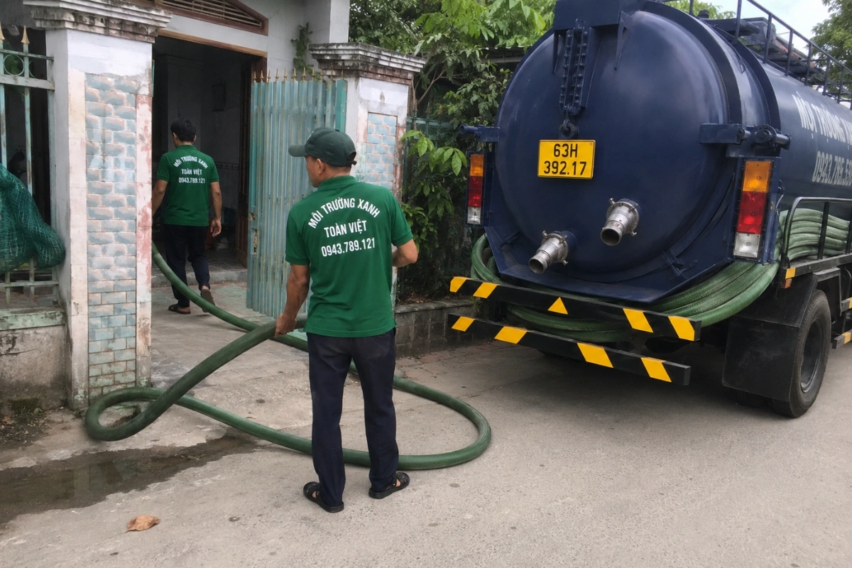 Hút Hầm Cầu Cai Lậy | Xe Nhỏ Vào Hẻm, Xe Lớn Tới Công Trình 11 Nhân viên và xe hút hầm cầu chuyên dụng trước nhà khách hàng