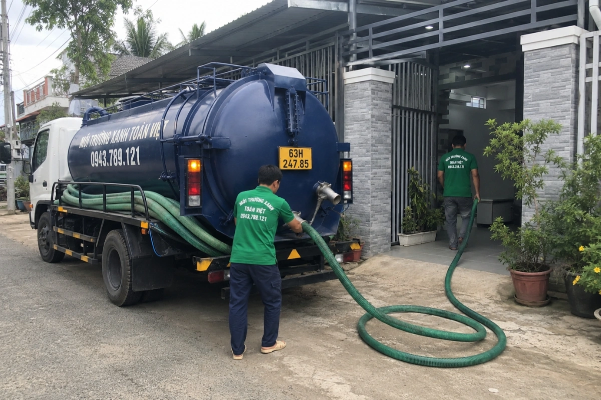 Nhân viên Môi Trường Xanh Toàn Việt đến hút hầm cầu tận nơi