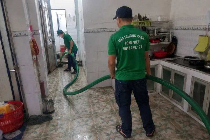 Nh&acirc;n vi&ecirc;n đưa ống qua lối đi trong bếp.