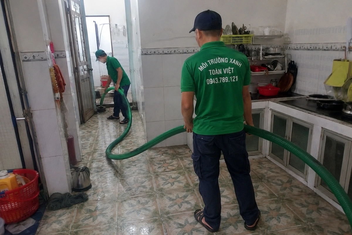 Hút Hầm Cầu Mỹ Tho | Môi Trường Xanh Có Xe Tới Tận Nhà 10 Nhân viên kéo ống hút hầm cầu vào nhà dân để thi công