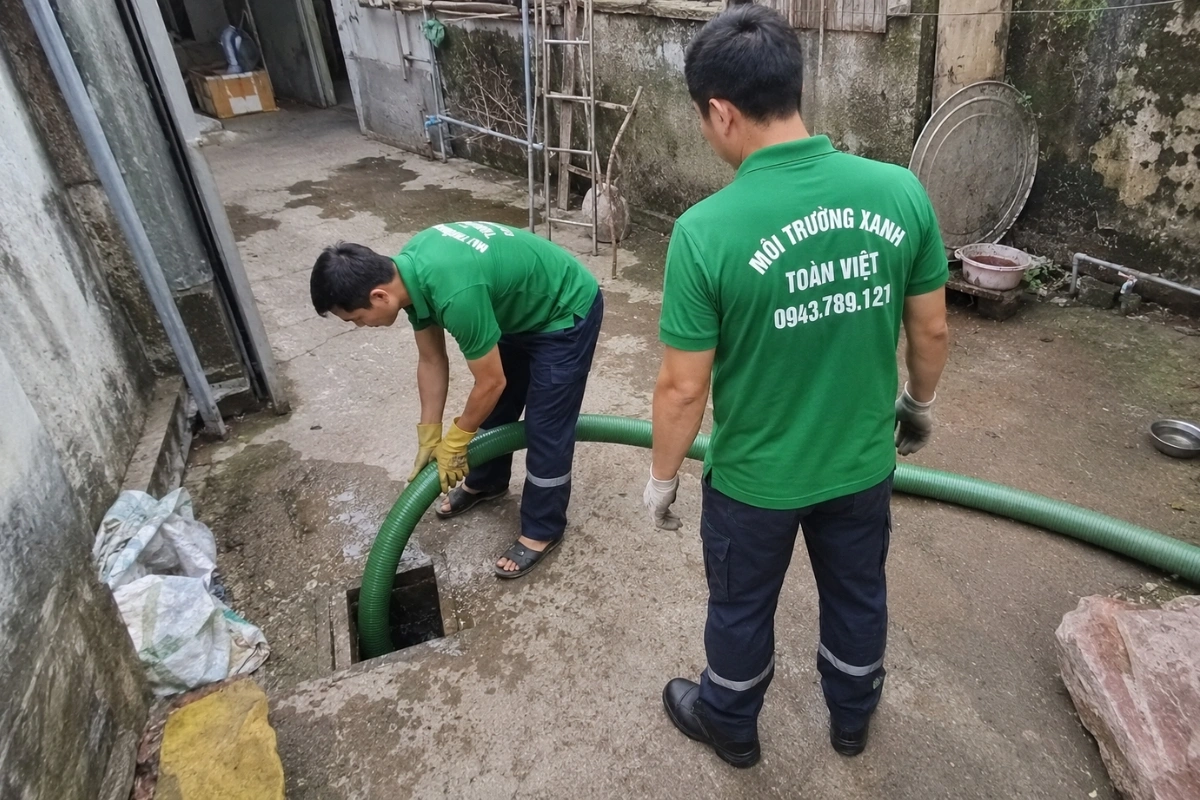 Nhân viên kéo ống hút chuyên dụng qua phòng khách