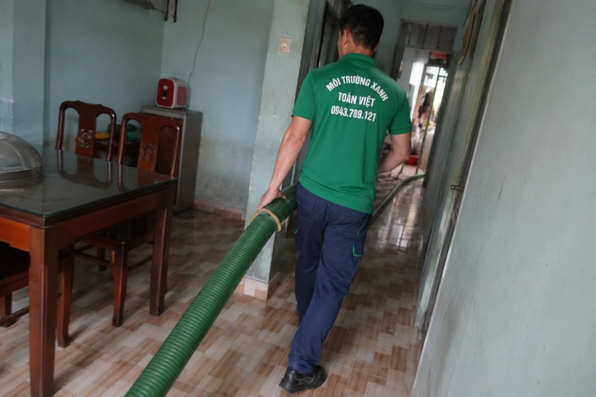 Hút Hầm Cầu Cai Lậy | Xe Nhỏ Vào Hẻm, Xe Lớn Tới Công Trình 10 Nhân viên kỹ thuật chuẩn bị hút hầm cầu cho khách hàng