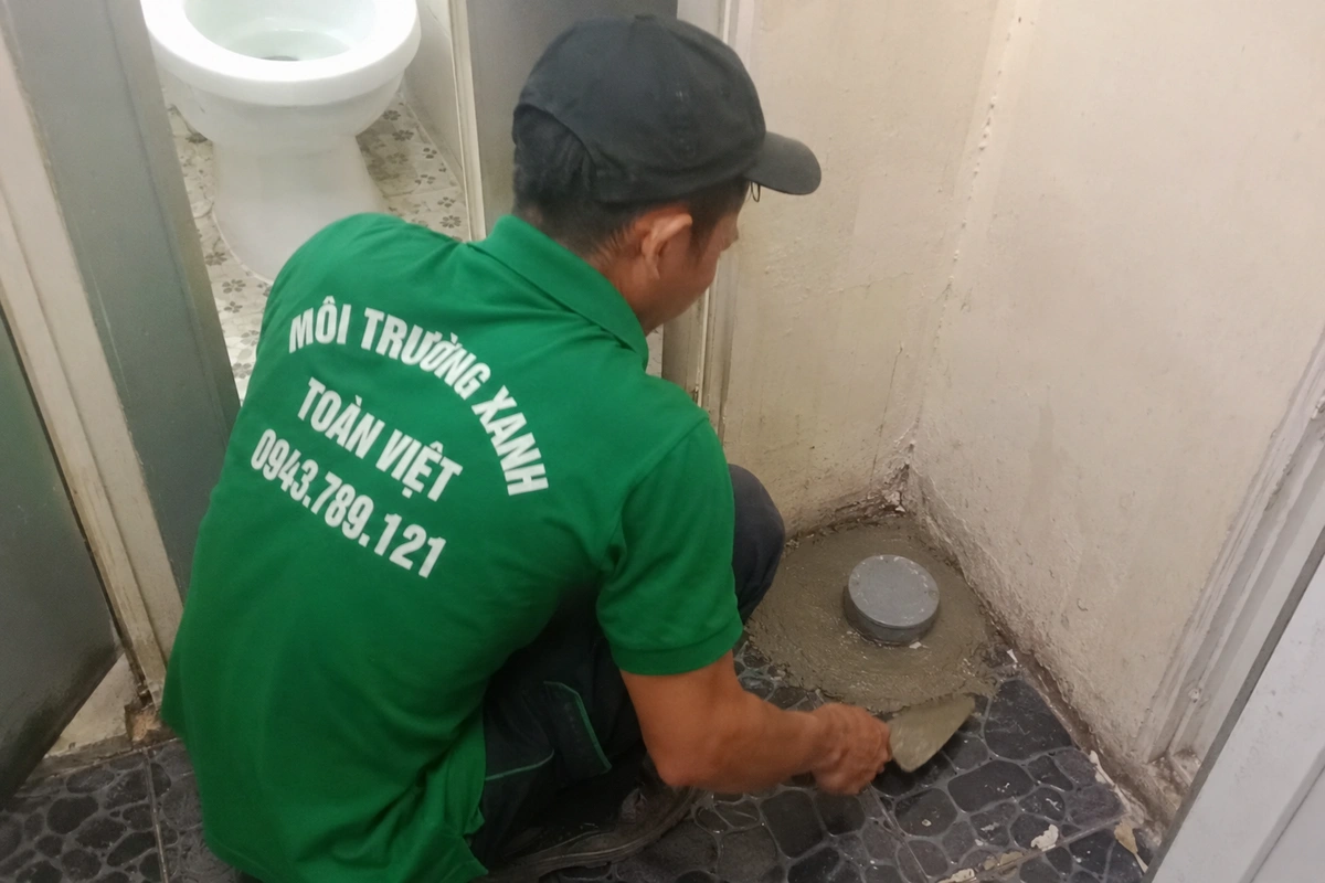 Hút Hầm Cầu Phù Mỹ: Hầm Trên Cát, Sạch Vùng Nuôi 24/7 15 Nhân viên trét lại nắp hầm cầu sau khi hút xong