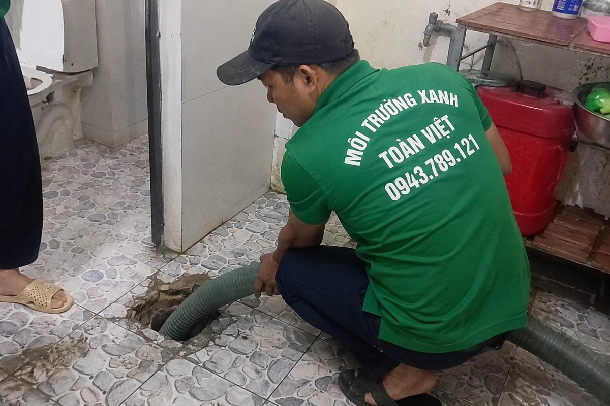 Hút Hầm Cầu Sơn Hà 24/7, Báo Giá Theo Khối | Vùng Cao Quảng Ngãi 12 Nhân viên thả ống hút vào hầm cầu đã mở nắp