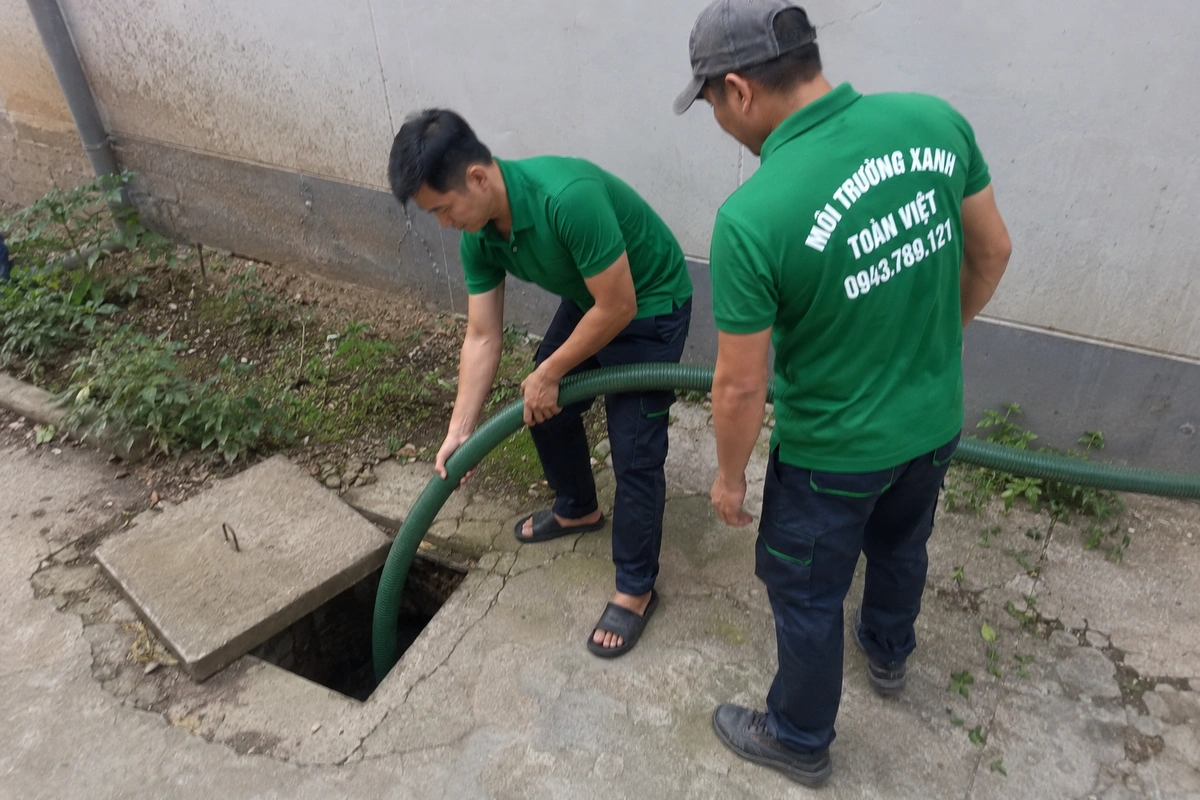 Hút Hầm Cầu Phù Mỹ: Hầm Trên Cát, Sạch Vùng Nuôi 24/7 10 Nhân viên đưa ống hút xuống miệng hầm cầu