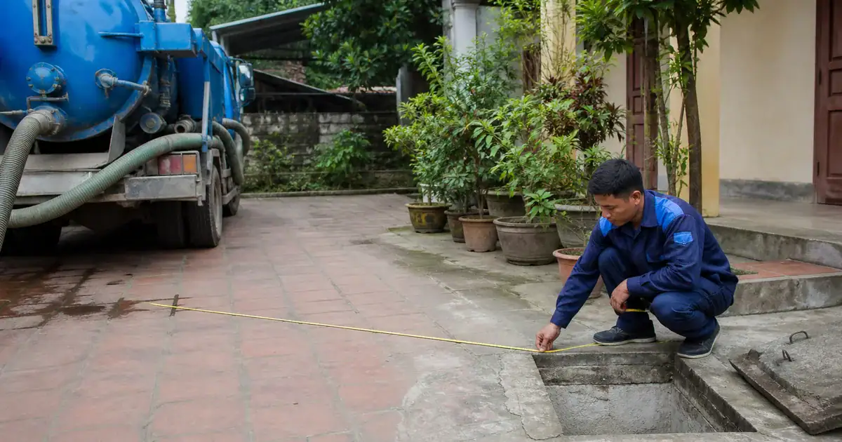Kỹ thuật viên khảo sát khoảng cách xe và vị trí hầm cầu