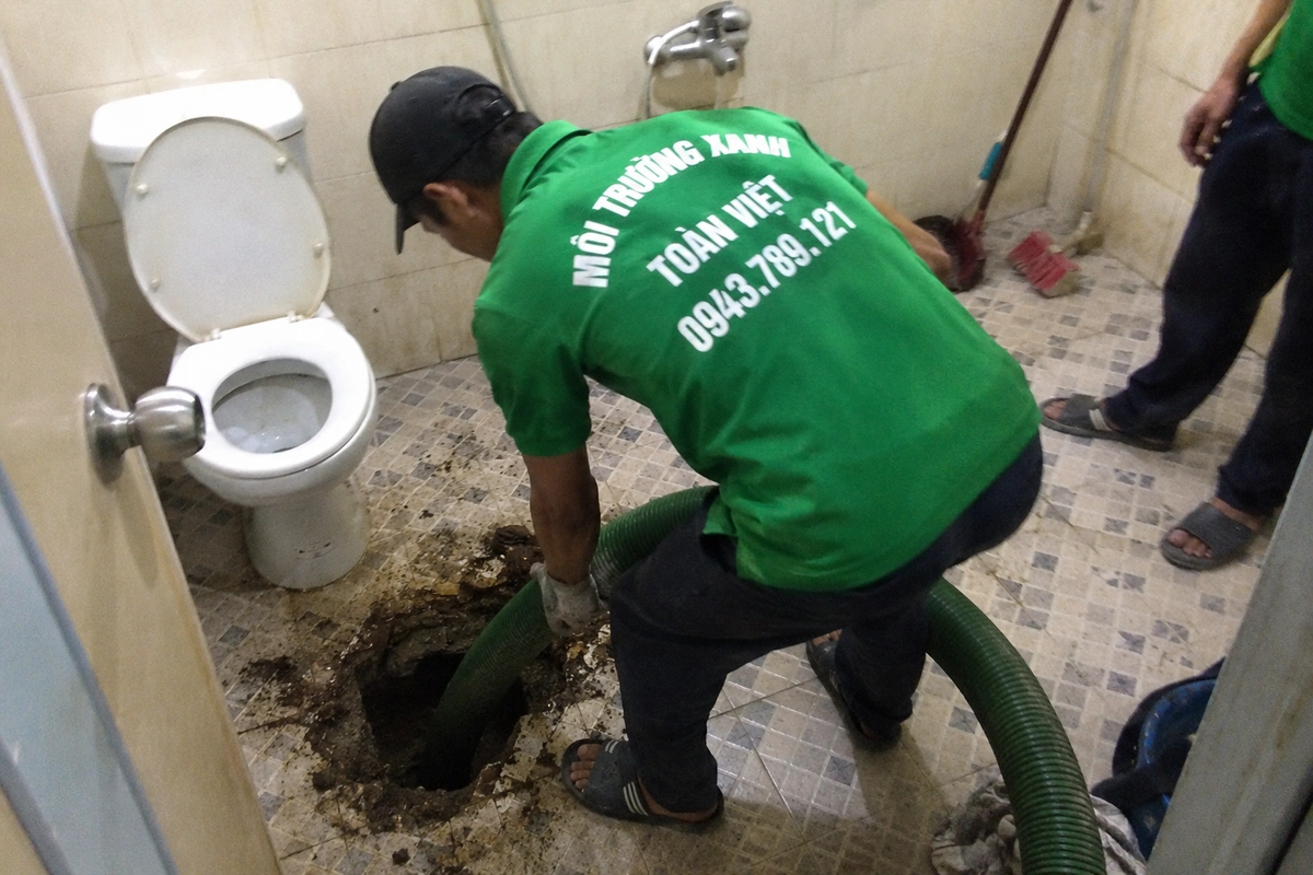 Hút Hầm Cầu Cẩm Xuyên 24/7, Phục Vụ Biển Thiên Cầm 13 Nhân viên hút hầm cầu tại nhà vệ sinh của khách