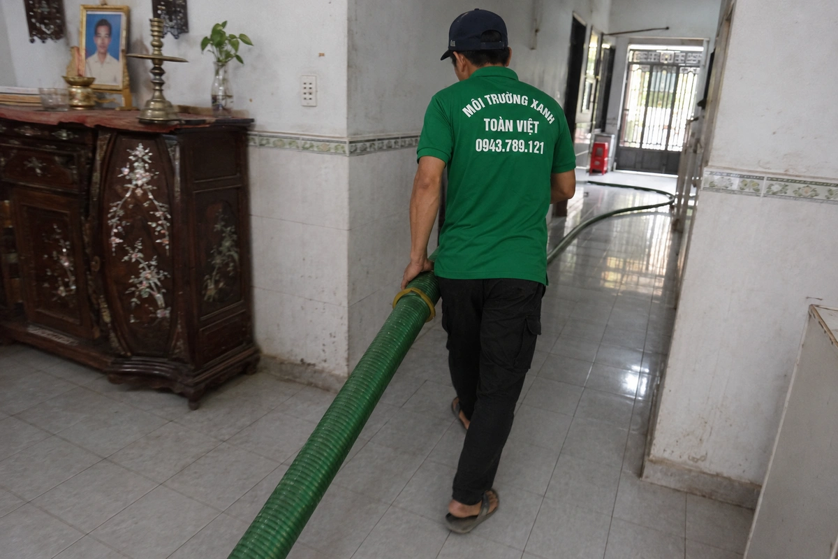 Hút Hầm Cầu Hà Tĩnh Khảo Sát Lối Ống Rồi Mới Báo Giá 13 Nhân viên kéo ống hút vào trong nhà để tới vị trí hầm